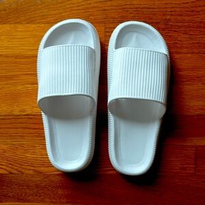 CLOUDIES sandals in white